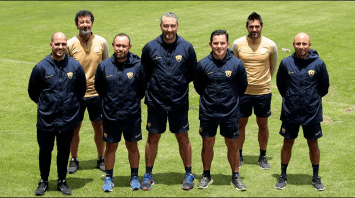 Quique Sanz con el cuerpo técnico de Chivas.