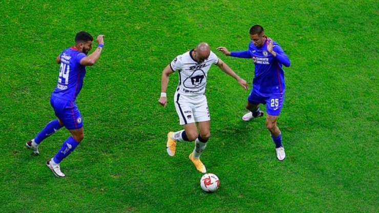 Carlos González en el duelo ante Cruz Azul
