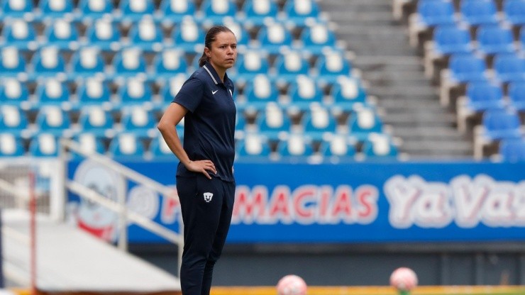 Karina Báez observa el encuentro de su equipo ante Puebla.