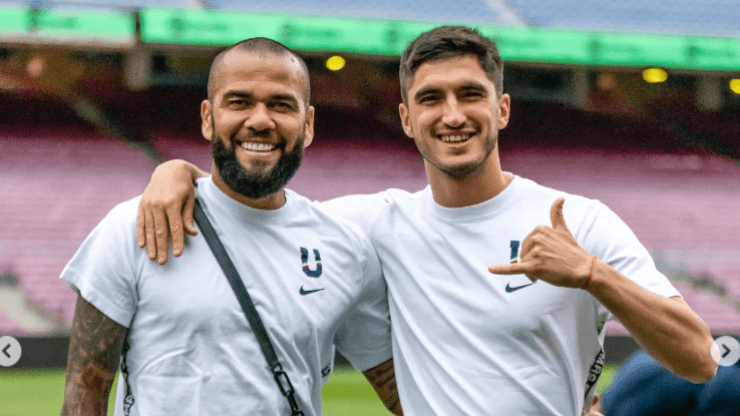 Dani Alves y Gustavo del Prete en el reconocimiento en el Camp Nou.