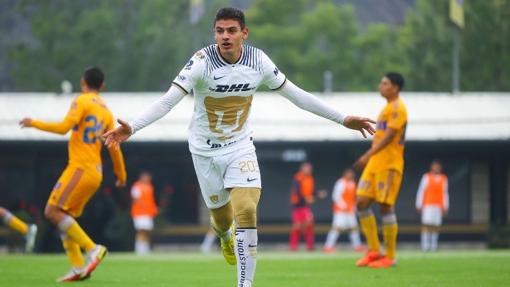 José Navarro festeja su gol con la Sub-20
