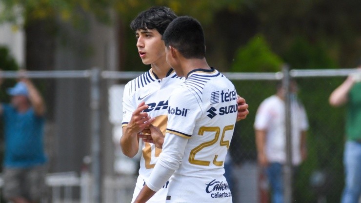 La Sub-18 de Pumas festeja un gol ante Juárez.
