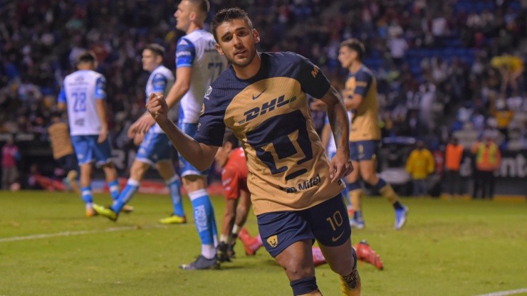 Eduardo Salvio festeja su gol ante Puebla.