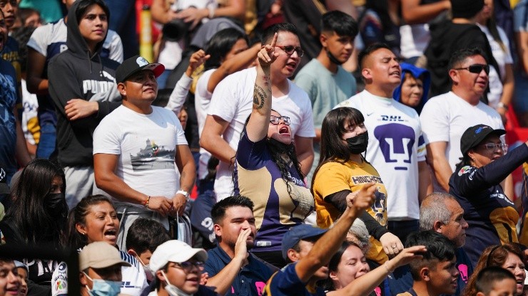 La gente de Pumas en el estadio Azteca.