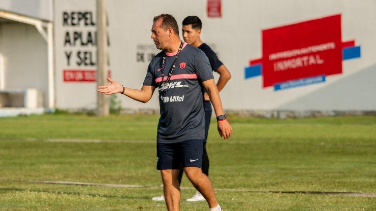 El entrenador de Pumas Tabasco durante el trabajo de playa.