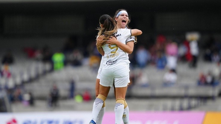 Dinora Garza y Gabriela Juárez festejan un gol en CU.